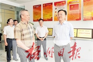 8月6日，梧州市委書記、市人大常委會主任黃俊華到梧州工業(yè)園區(qū)非公企業(yè)寶嘉制衣有限公司，調(diào)研企業(yè)黨建工作情況