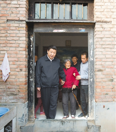 3月17日，習近平在東壩頭鄉(xiāng)張莊村看望85歲老人張景枝。