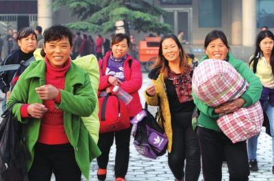 大批在新疆從事摘棉花的農(nóng)民工到達(dá)許昌火車站